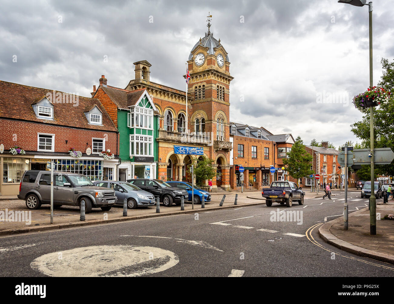 Alte Hohe Straße und Rathaus von Newbury, Berkshire, Großbritannien am 17. Juli 2018 getroffen Stockfoto