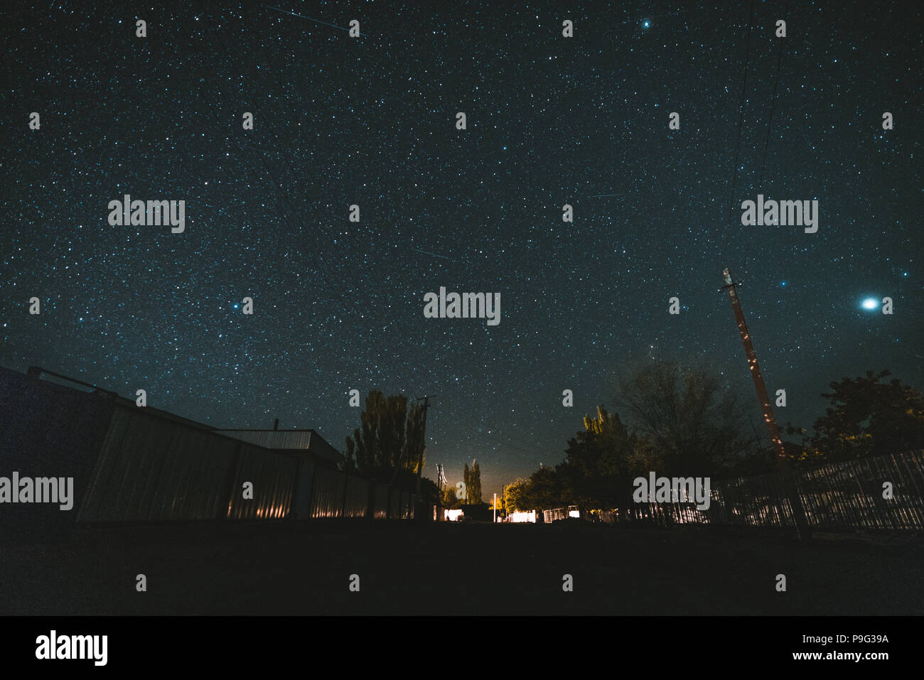Nacht Landschaft, Dorf Haus unter die Sterne in der Nacht Stockfoto