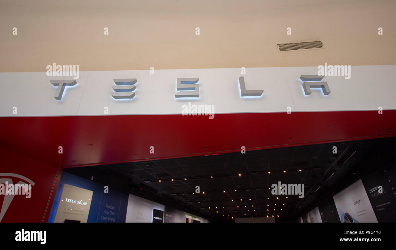 Tesla Modell 3 an der Tesla in der International Mall Tampa, Tampa, Florida Stockfoto