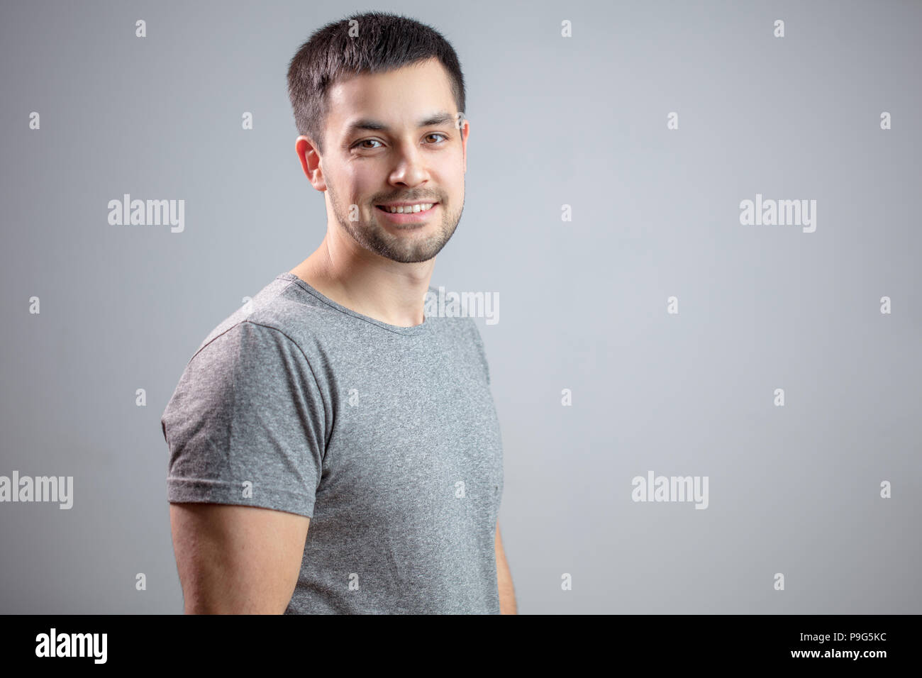 Nahaufnahme, Seite, Ansicht Foto von angenehmen bärtigen Student. Kopieren Sie Raum. strret Mann mit Positiven. unrasiert Hipster Stockfoto