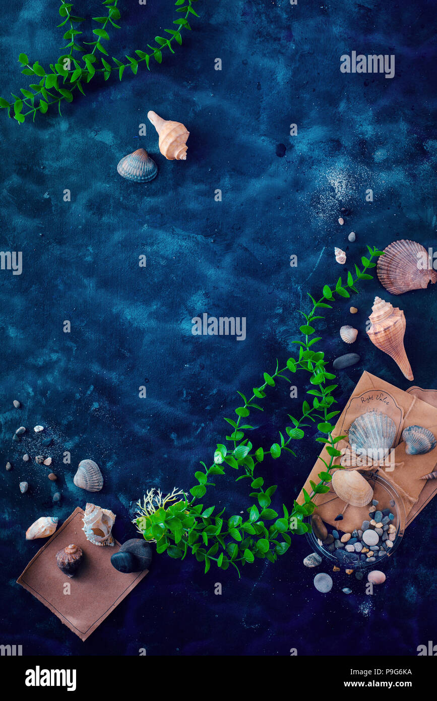 Muscheln und Algen in einer Unterwasserwelt noch Leben auf einem dunklen Hintergrund mit Wasser Welligkeit. Seefahrt und Marine Biology Konzept mit Kopie Raum Stockfoto