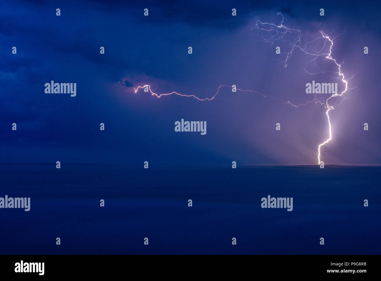 Gewitter mit Blitz, Tettegouche SP, MN, USA, durch die Bruce Montagne/Dembinsky Foto Assoc Stockfoto