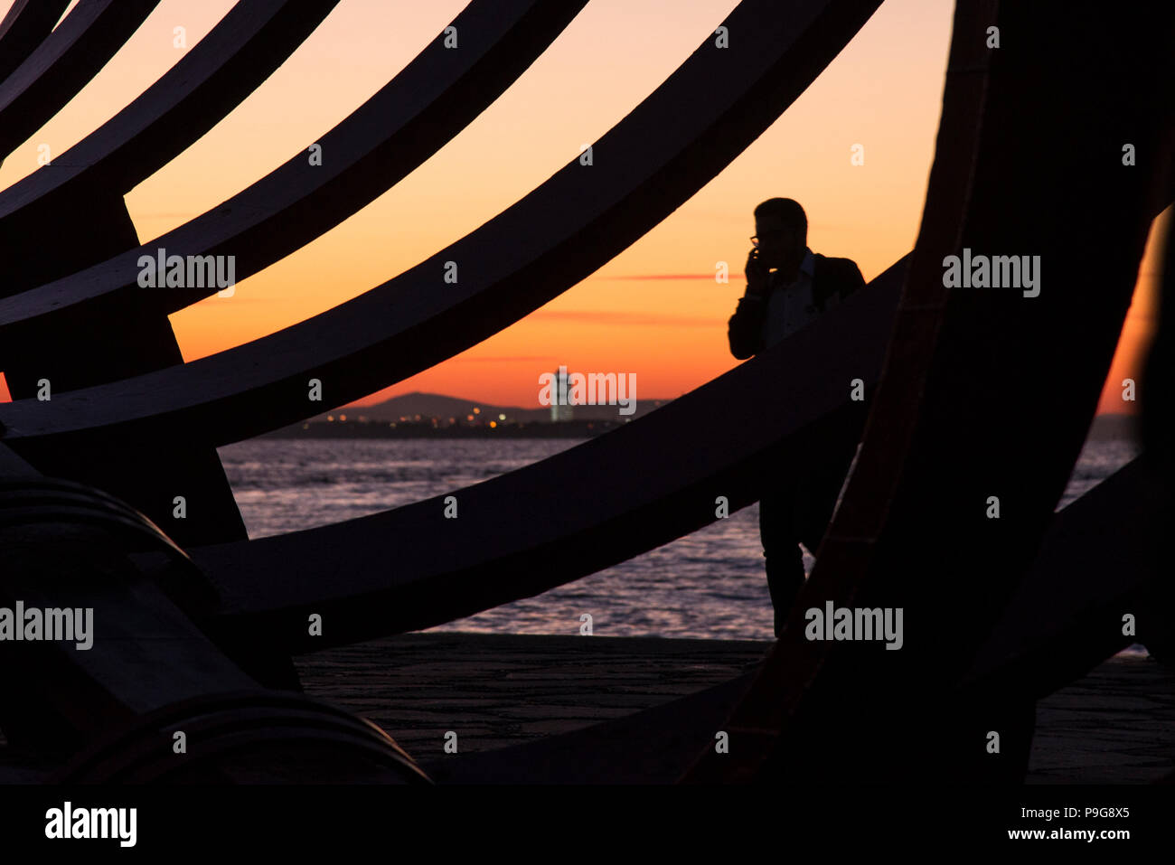 Izmir, Türkei - 29 Oktober, 2017: Silhouette der Skulptur Künstler Bihrat Mavitan's Skeleton Schiff Skulptur ist Izmir Türkei. Stockfoto