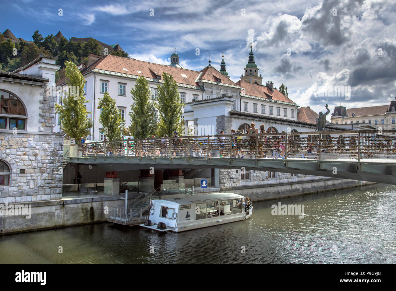 LJUBLJANA, Slowenien, 11. AUGUST 2017: Stadtbild Blick auf Fluss Ljubljanica Kanal und Metzger Brücke in Ljubljana Altstadt Stockfoto