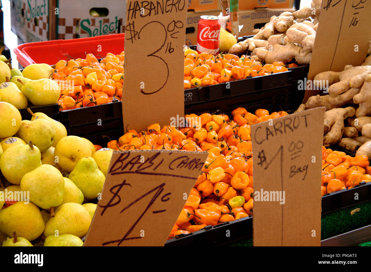 Marktstände mit verschiedenen Obst- und Gemüsesorten Stockfoto