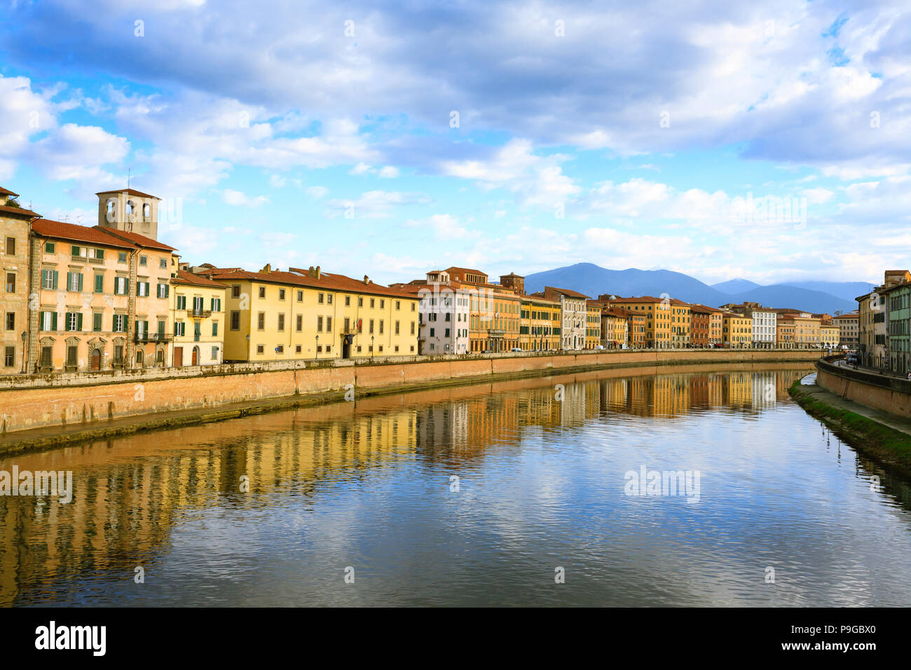 Pisa-Ansicht. Gebäude entlang der Fluss Arno. Italienische Wahrzeichen, Tuscany Stockfoto