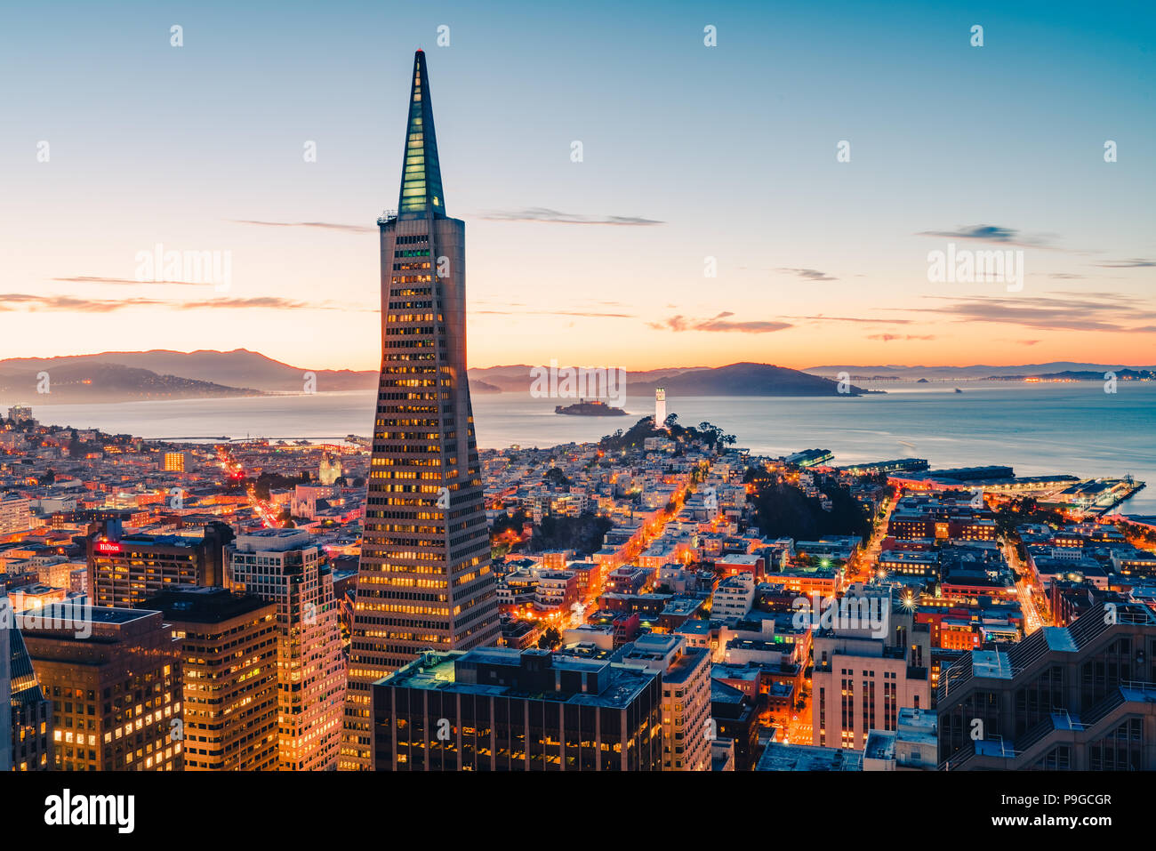 San Francisco Blick vom Hotel Zimmer von Transamerica building Coit Tower und Alcatraz Stockfoto