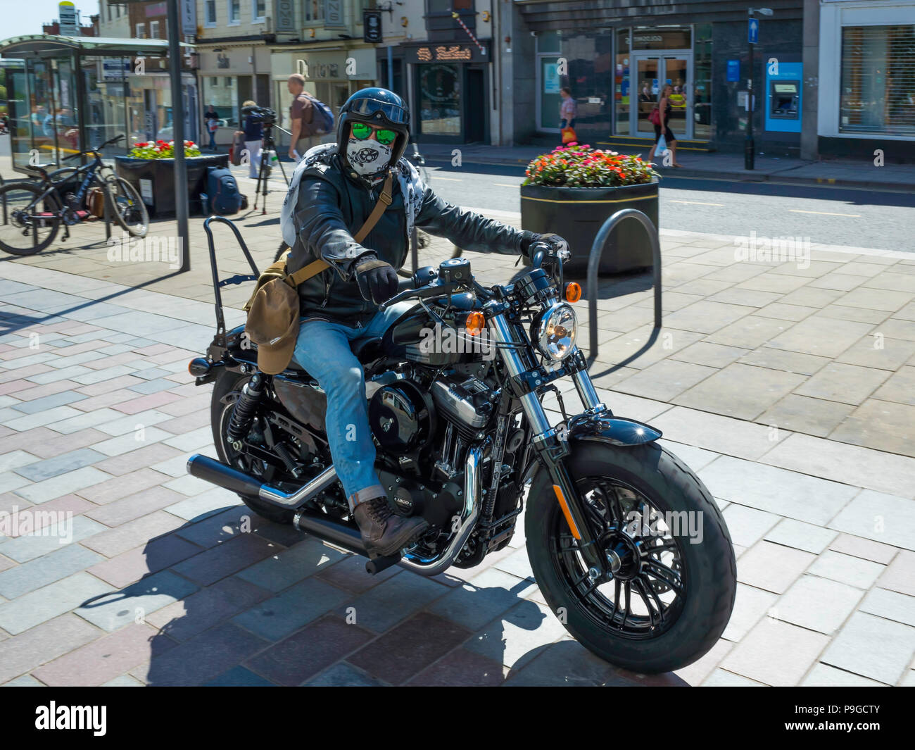 Reiter im Stadtzentrum, das Anfahren auf eine 1200er Harley Davidson 48 Motor-zyklus Stockfoto