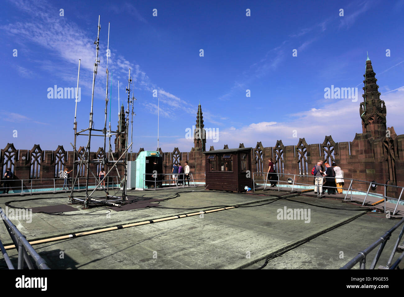 Dachterrasse mit Blick auf die anglikanische Kathedrale von Liverpool, Liverpool, Merseyside, England, Großbritannien Stockfoto