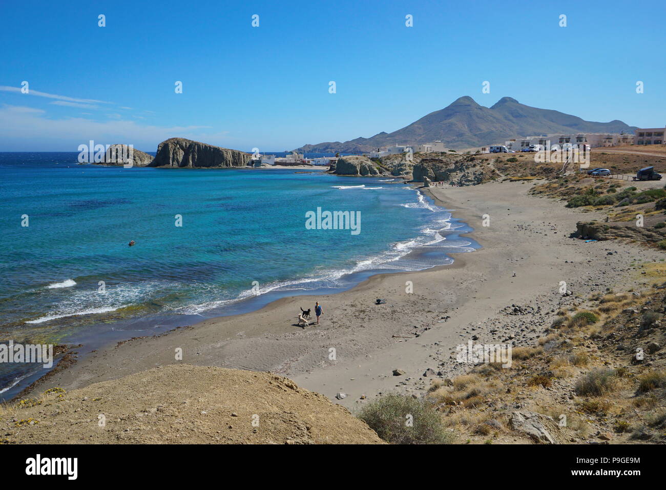 Sandstrand und das Dorf La Isleta del Moro in Cabo de Gata-Níjar Naturparks, Mittelmeer, Almeria, Andalusien, Spanien Stockfoto