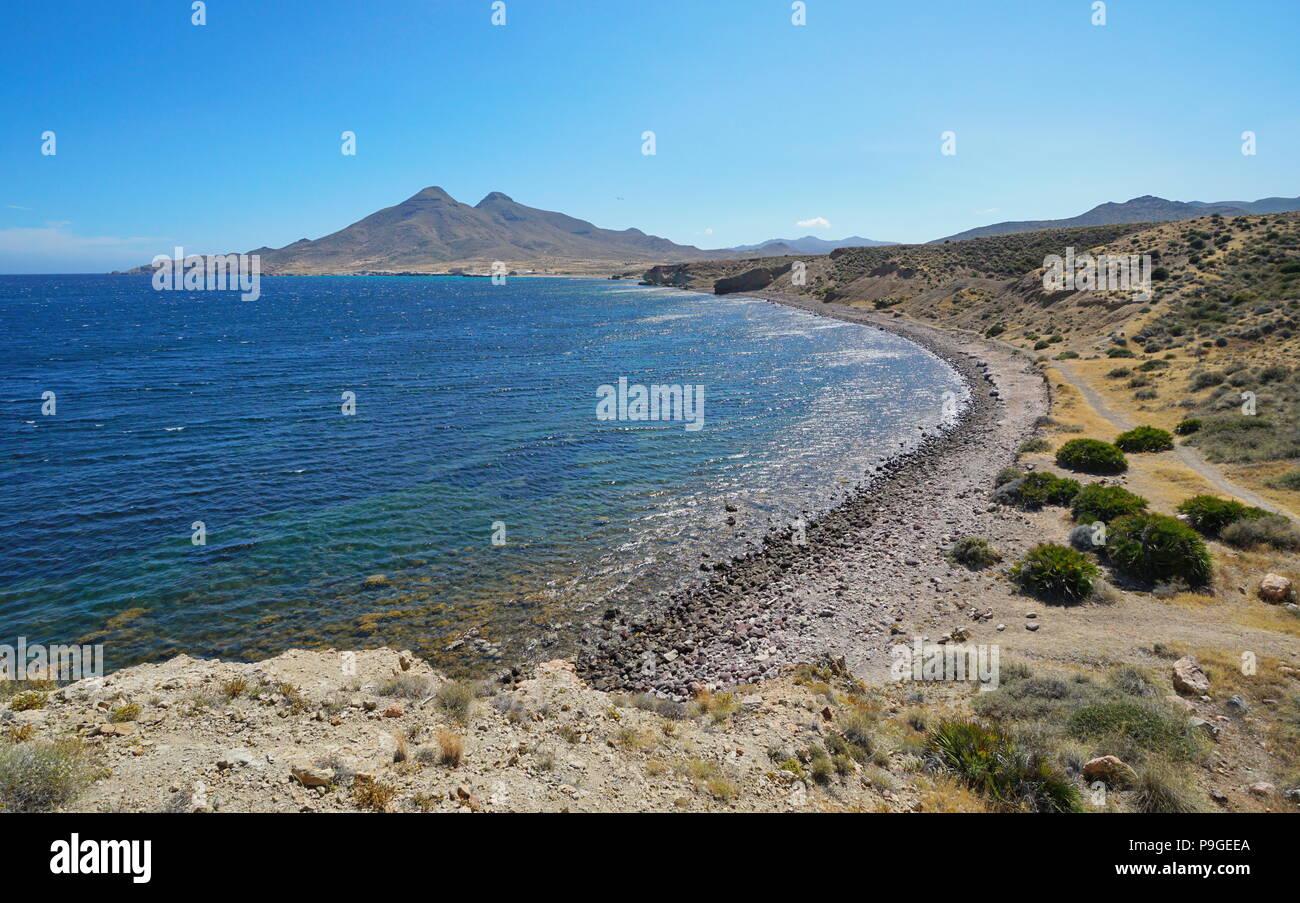 Küstenlandschaft in Cabo de Gata-Níjar Naturparks mit dem Massiv von Los Frailes im Hintergrund, Mittelmeer, Almeria, Andalusien, Spanien Stockfoto