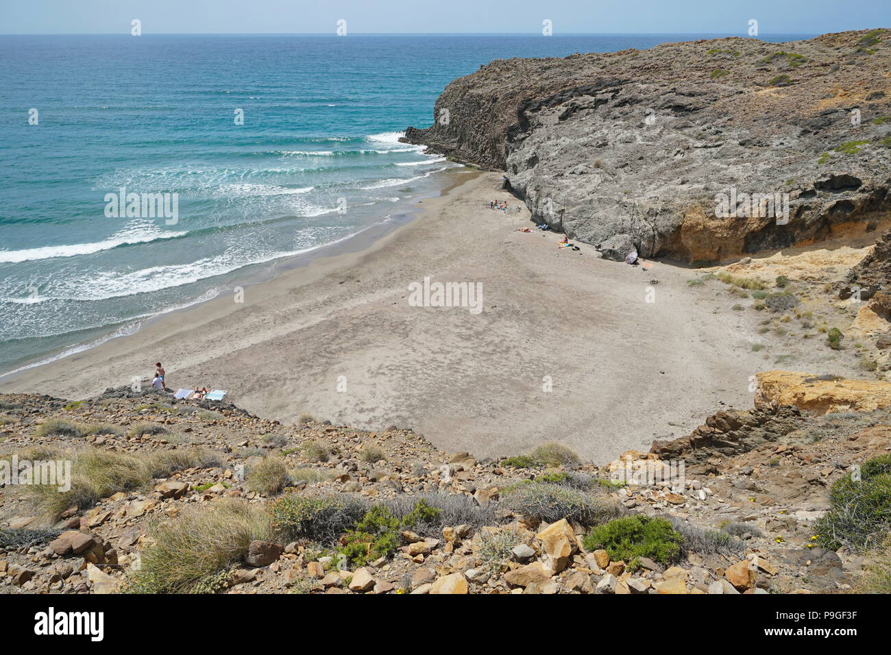 An der felsigen Küste mit Sandstrand in Cabo de Gata-Níjar Natural Park, Playa del Barronal, Mittelmeer, Almeria, Andalusien, Spanien Stockfoto