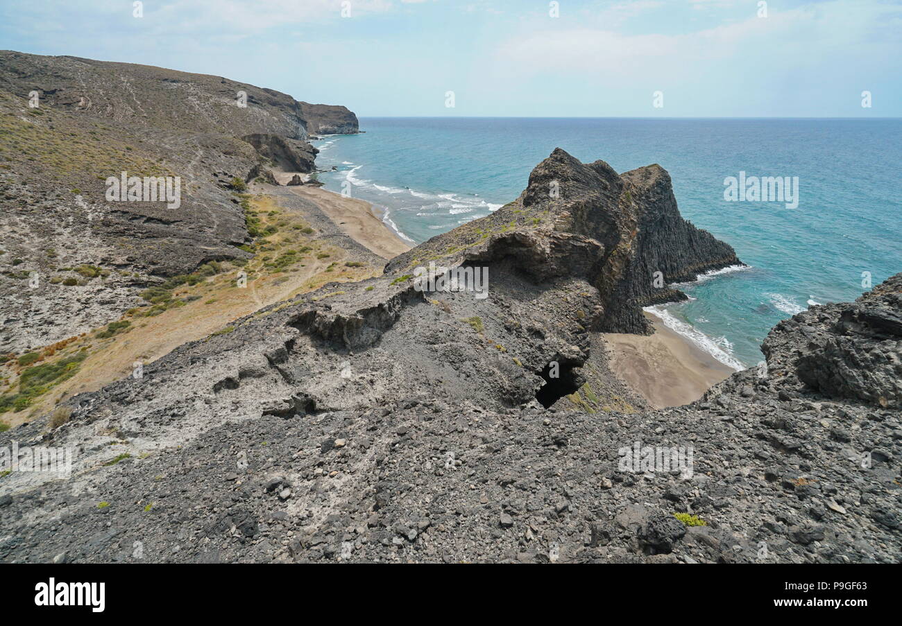 Felsige Küste und Strand in Cabo de Gata-Níjar Naturparks, Mittelmeer, Cala Grande, Almeria, Andalusien, Spanien Stockfoto