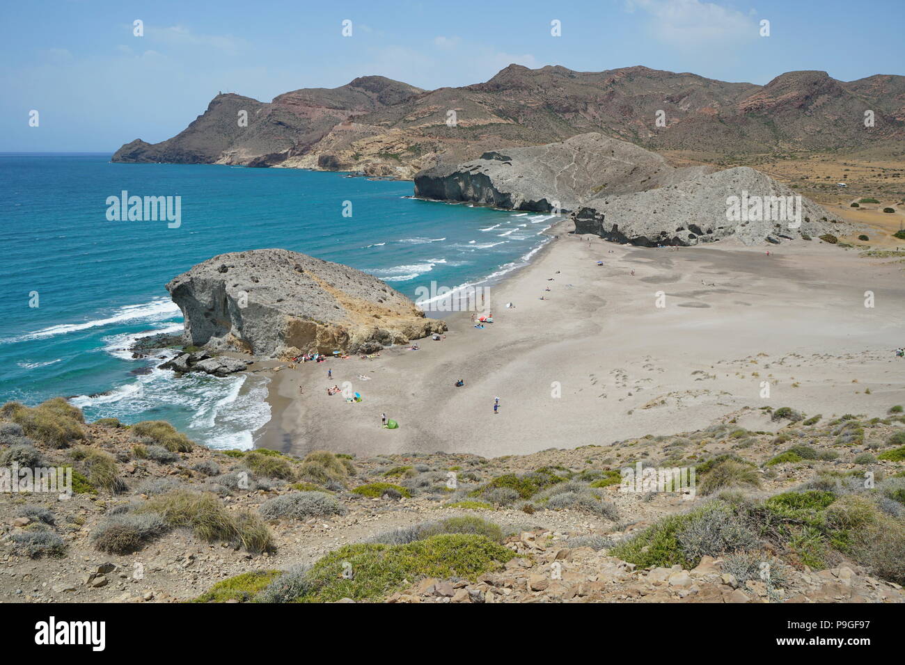 Sandstrand und Felsen an der Küste, playa de Mónsul in Cabo de Gata-Níjar Naturparks, Mittelmeer, Almeria, Andalusien, Spanien Stockfoto