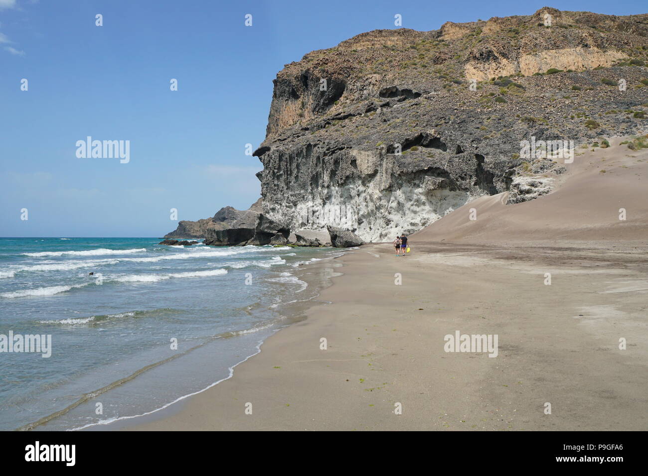 Sandstrand und felsigen Klippen, Cala Chica in Cabo de Gata-Níjar Naturparks, Mittelmeer, Almeria, Andalusien, Spanien Stockfoto