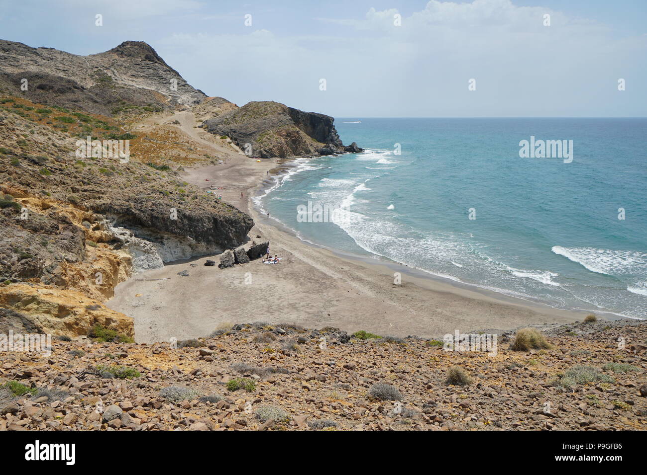 Einsamen Sandstrand an der felsigen Küste in Cabo de Gata-Níjar Natural Park, Playa del Barronal, Mittelmeer, Almeria, Andalusien, Spanien Stockfoto