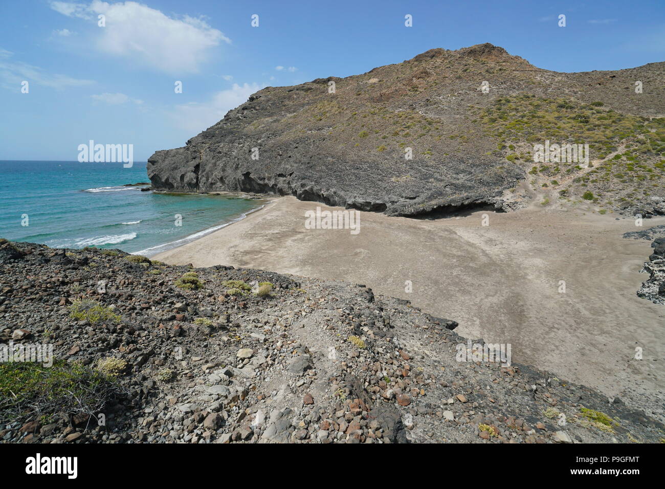 Wilden Sandstrand und felsigen Küste, Cala Principe in Cabo de Gata-Níjar Naturparks, Mittelmeer, Almeria, Andalusien, Spanien Stockfoto