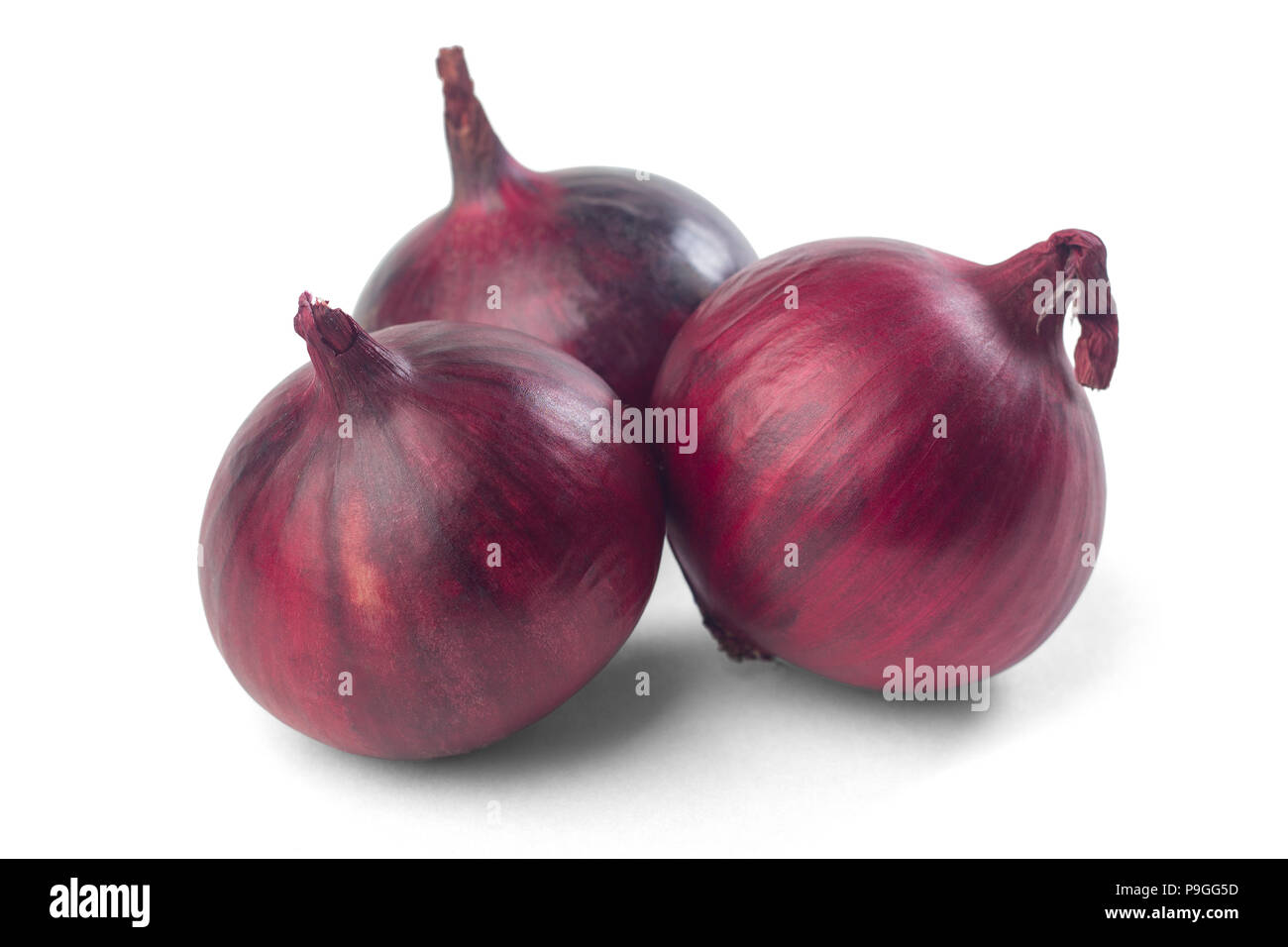 Reife rote Zwiebeln auf weißem Hintergrund Stockfoto