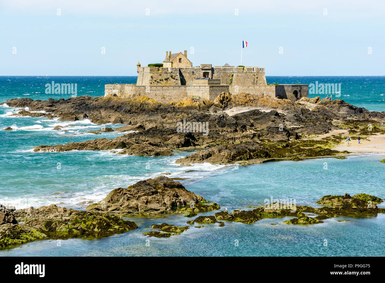 Das Fort National, gebaut von französischen Militärs Architekten Vauban auf eine Flutwelle Insel Vor von Saint-Malo, Frankreich, mit der französischen Flagge weht im Wind Stockfoto