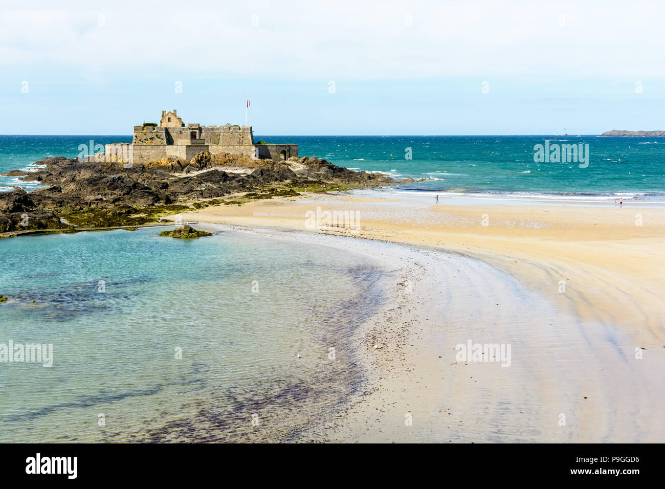 Das Fort National, gebaut von französischen Militärs Architekten Vauban auf eine Flutwelle Insel Vor von Saint-Malo, Frankreich, mit der französischen Flagge weht im Wind Stockfoto