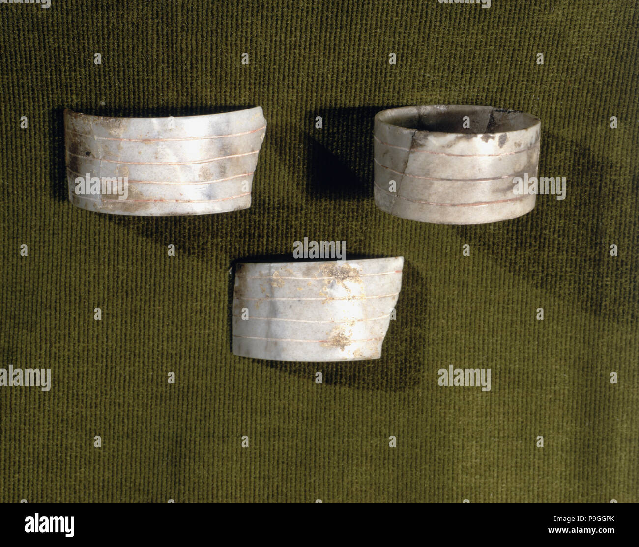 Marmor Armbänder mit parallelen Linien eingerichtet, geschnitzt aus dem Bat Cave, Zuheros (Córdoba). Stockfoto