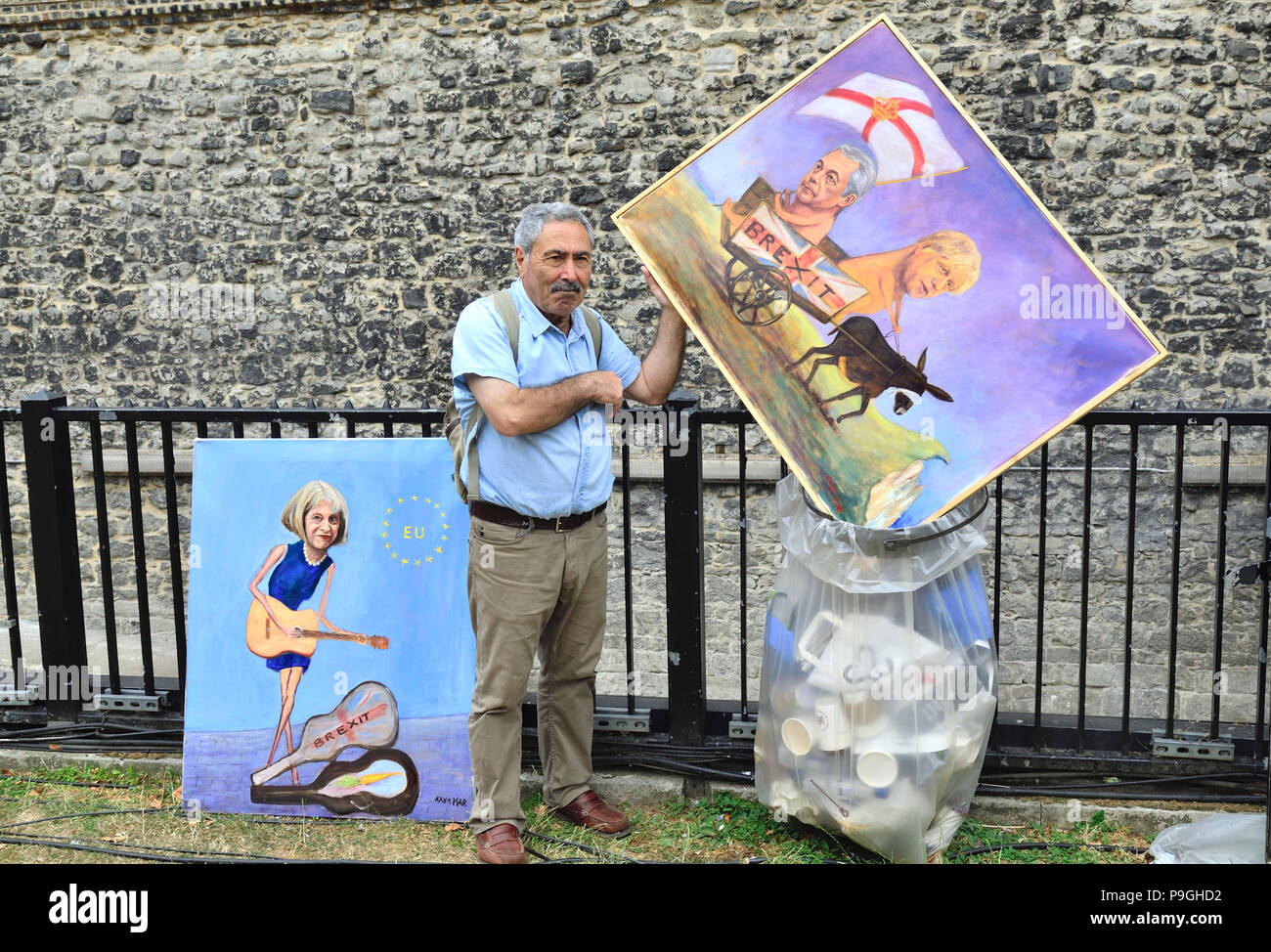 London, England, UK. Kaya Mar (Künstler) setzt seine Arbeit 'Farage & Boris - Fahren des Brexit Eselskarren von der Klippe in das Fach auf College Green Stockfoto