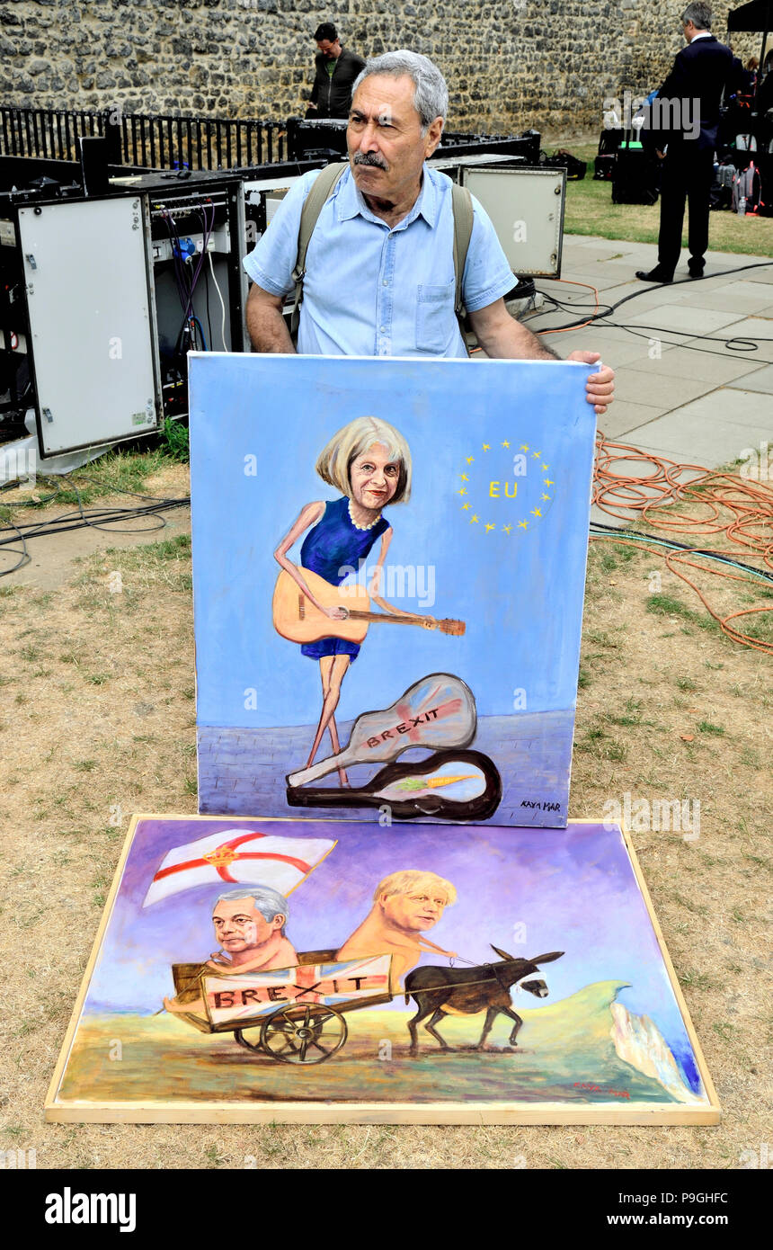 London, England, UK. Kaya Mar (Künstler) mit seinen Werken "Farage & Boris - Fahren des Brexit Eselskarren von der Klippe" und "esperately Straßenmusik Brexit' Stockfoto