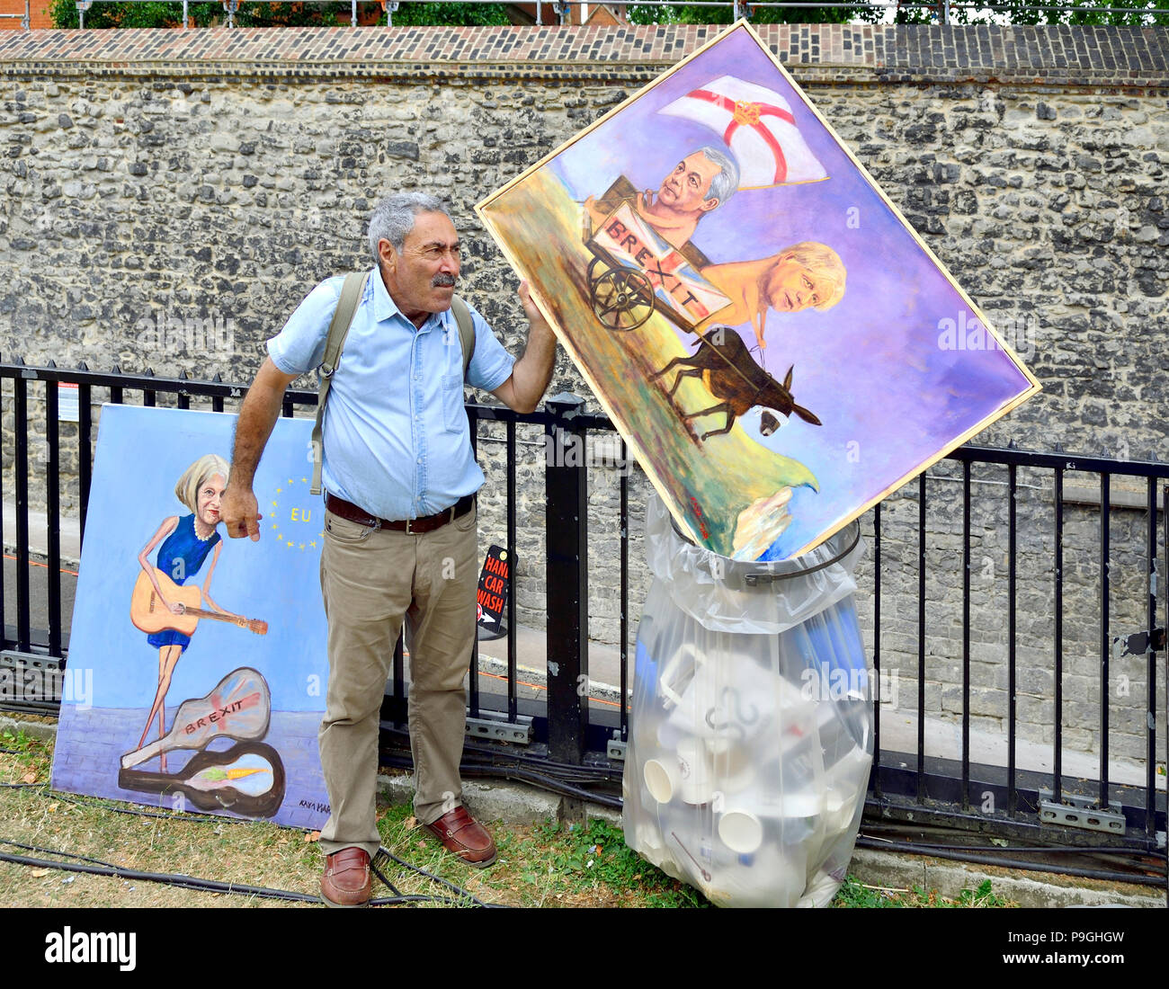 London, England, UK. Kaya Mar (Künstler) setzt seine Arbeit 'Farage & Boris - Fahren des Brexit Eselskarren von der Klippe in das Fach auf College Green Stockfoto