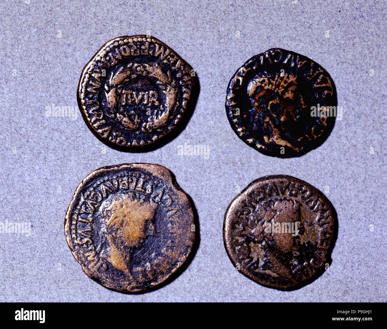 Römische Münzen aus der ersten Hälfte des ersten Jahrhunderts AC (14-37) und die ausstellende Behörde war Tib... Stockfoto