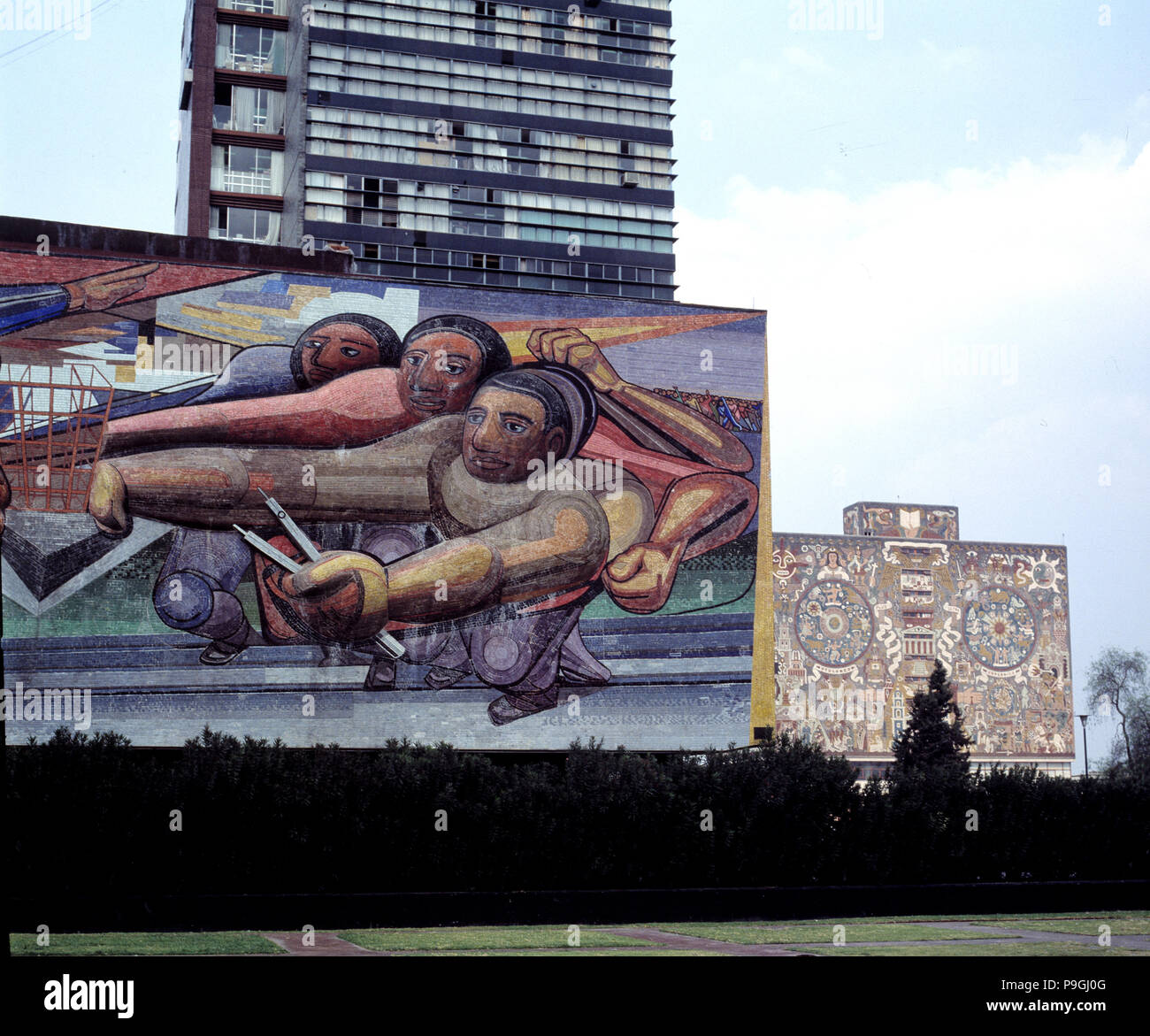 Wandgemälde von David Alfaro Siqueiros auf die Fassade des Gebäudes des Pfarrhauses der Universität Ca ... Stockfoto