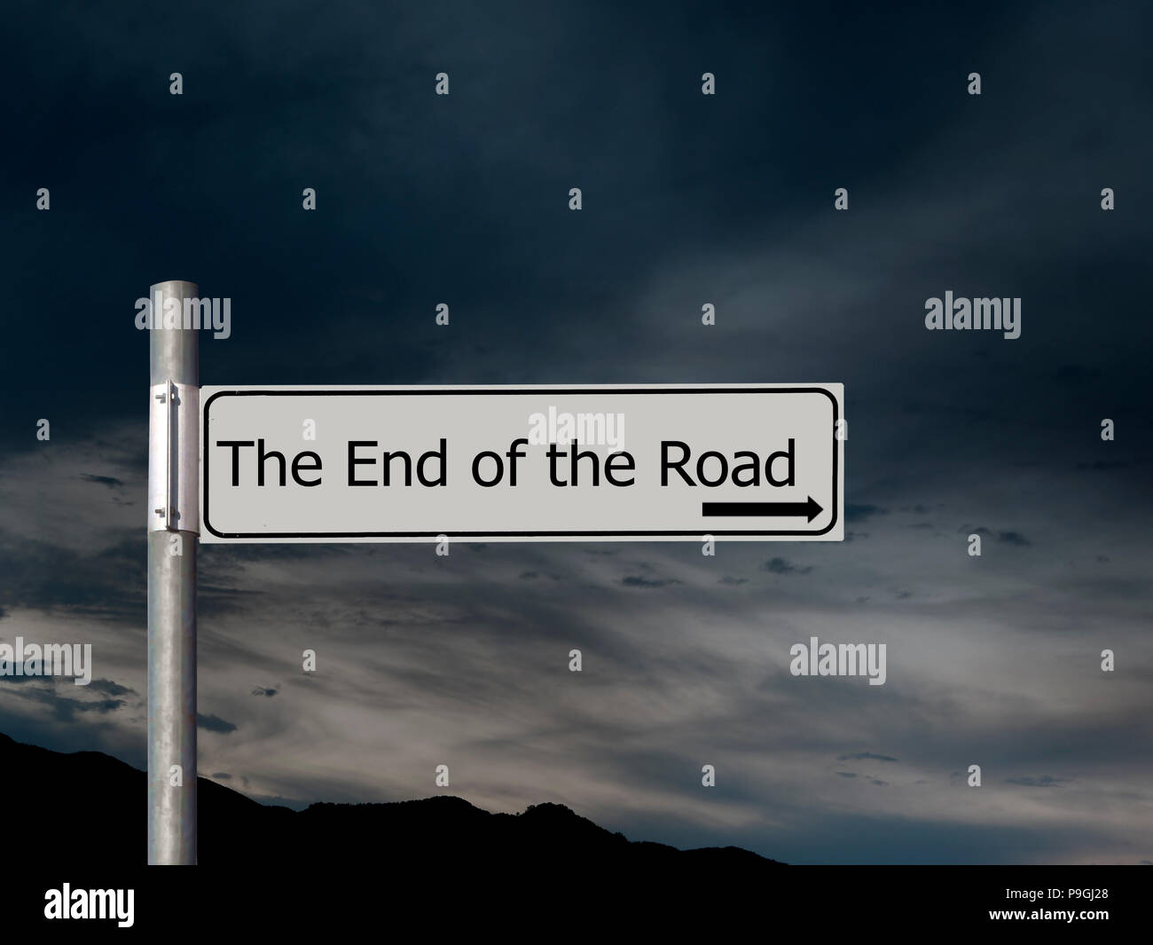 Am Ende der Straße, Schild über dunkle, gloomhy Wolke Himmel Hintergrund. Konzept, Politik, Brexit etc. Stockfoto