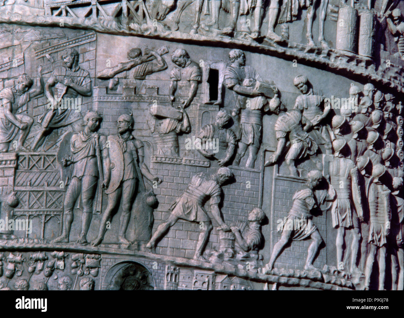 Die Trajan Spalte, Relief mit der Darstellung der Bau eines römischen Lagers, Detail. Stockfoto