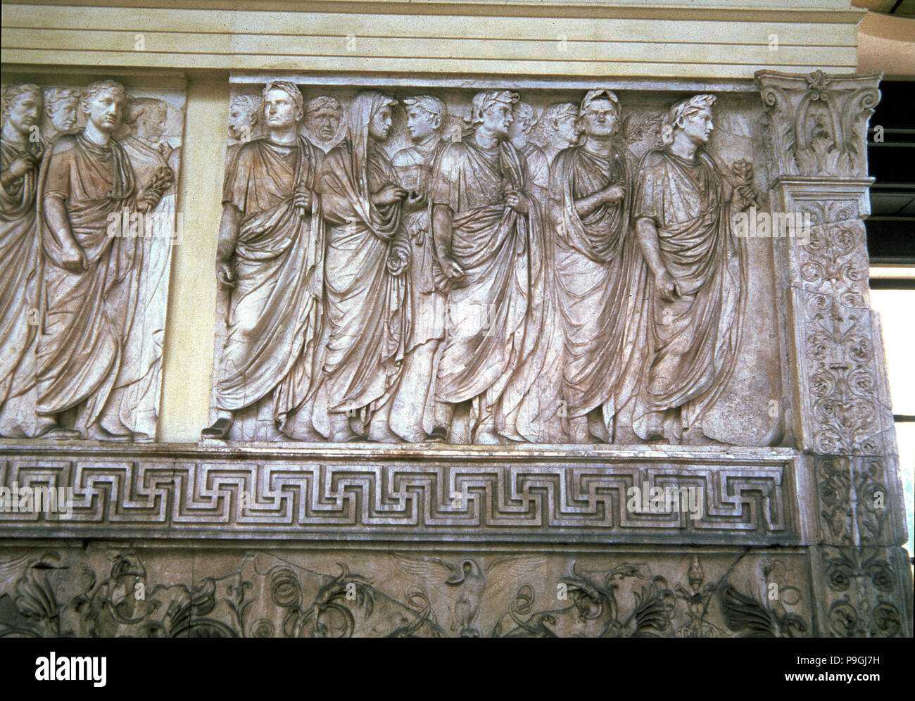 Ara Pacis Augustae. Detail mit einer Prozession der Priester, 9b. c.. Stockfoto