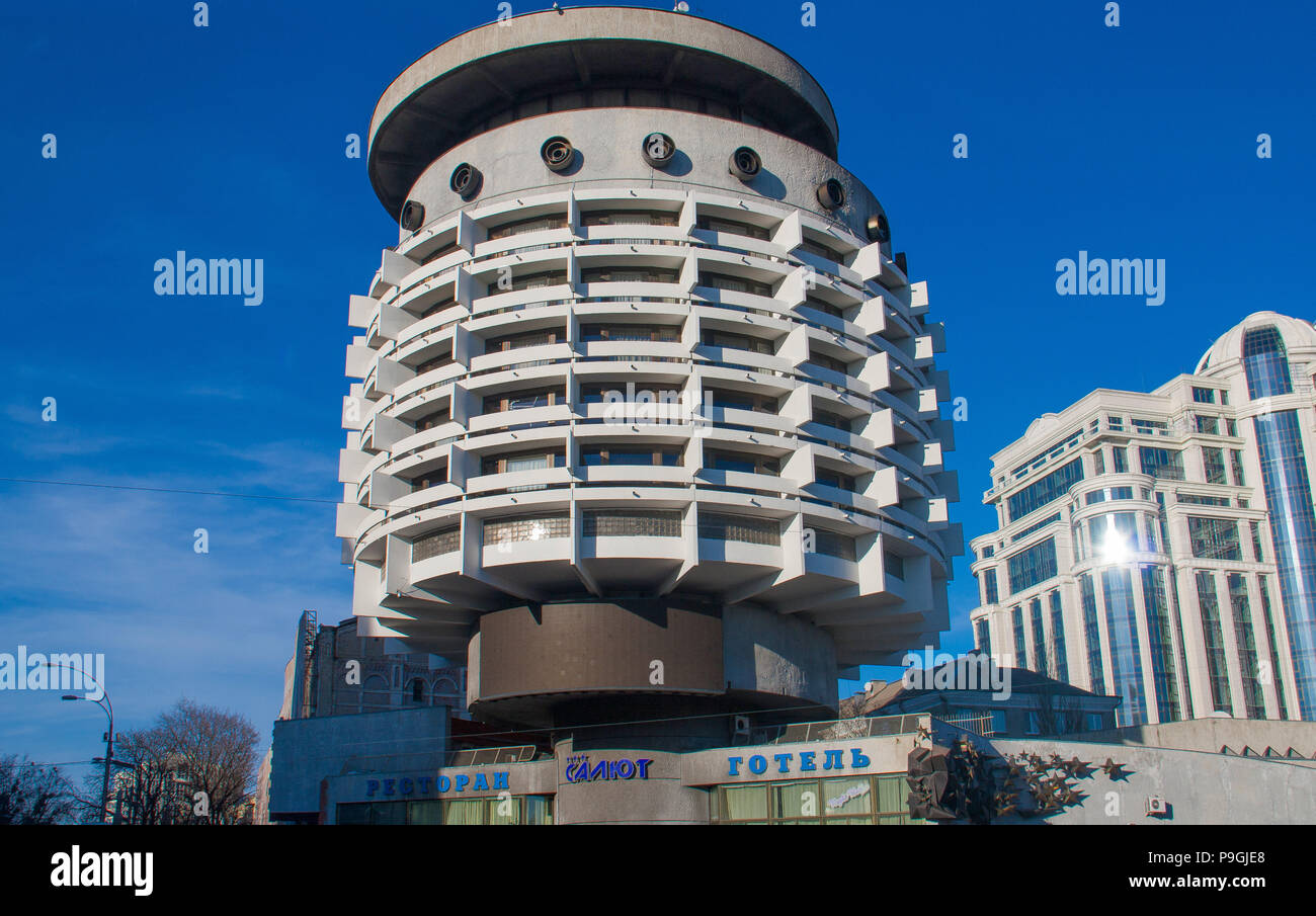 Kiew, Ukraine - Kiew der sowjetischen Architektur ist immer noch dominant und mit vielen Beispielen, wie das Hotel Salyut, der Port Authority, einige Stationen mit der U-Bahn Stockfoto