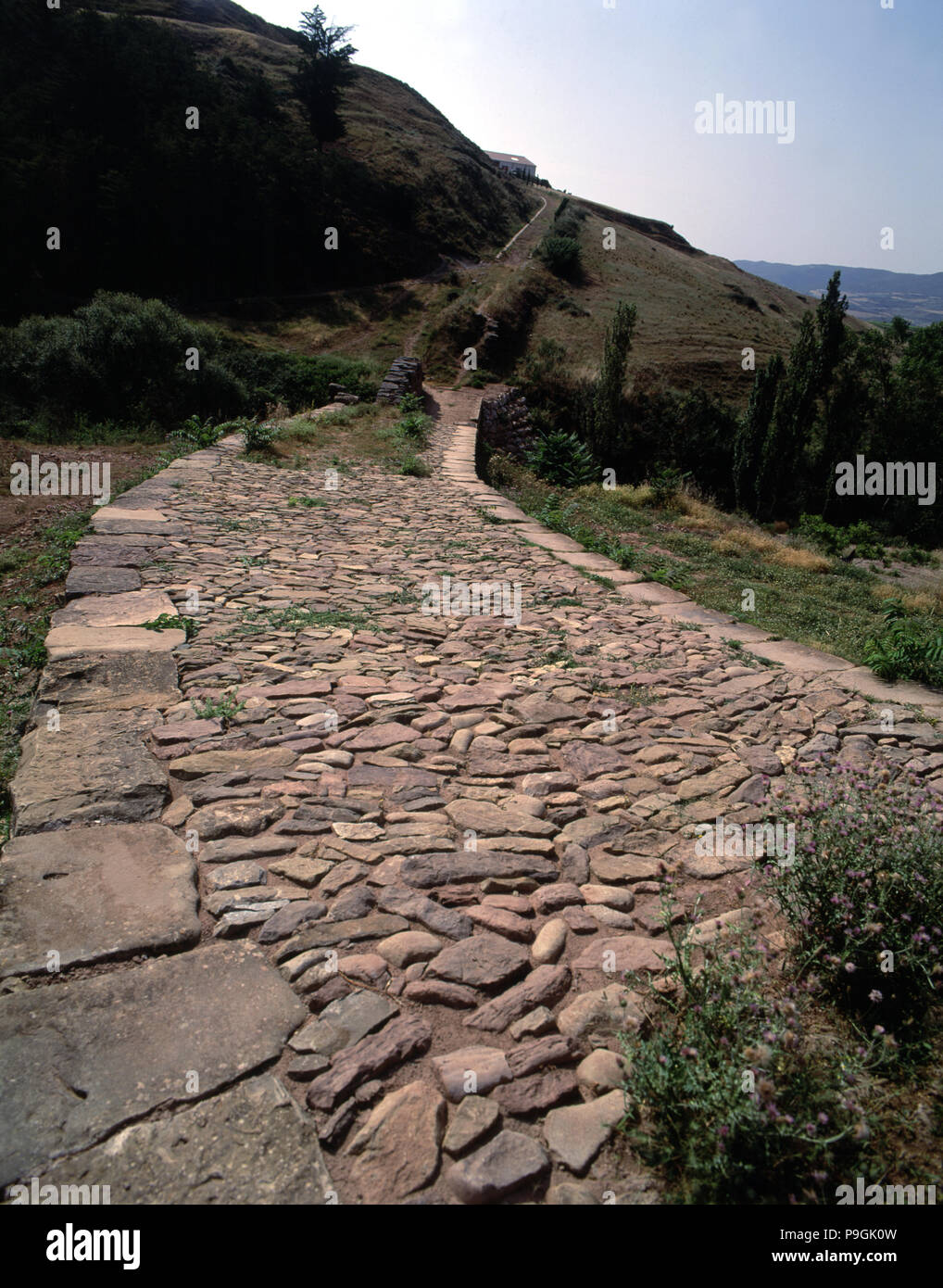 Reste der römischen Straße, die von den Pilgern am Ausgang des Dorfes verwendet. Stockfoto