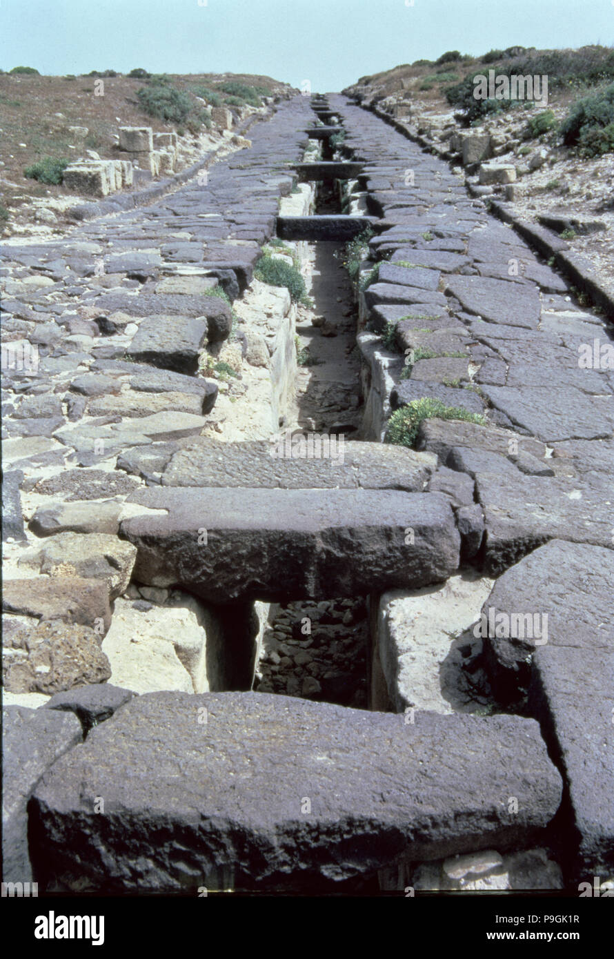 Cardus Maximus Straße mit u-Ableitung von Wasser, in die Punische und römische Stadt… Stockfoto