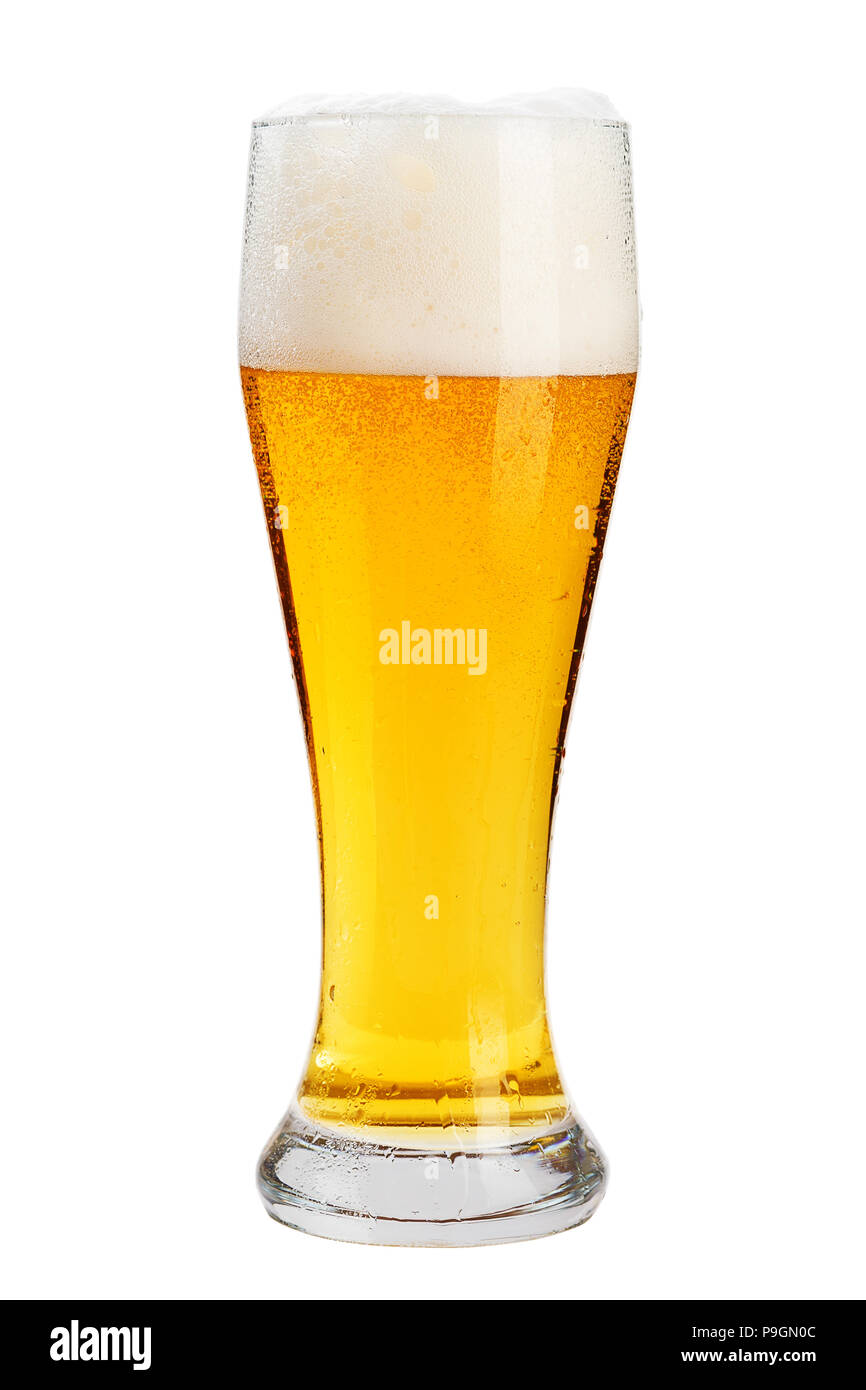 Ein Glas kühles Bier mit Schaum, Freisteller, Blasen in ein Getränk, auf einem weißen Hintergrund, isoliert Stockfoto