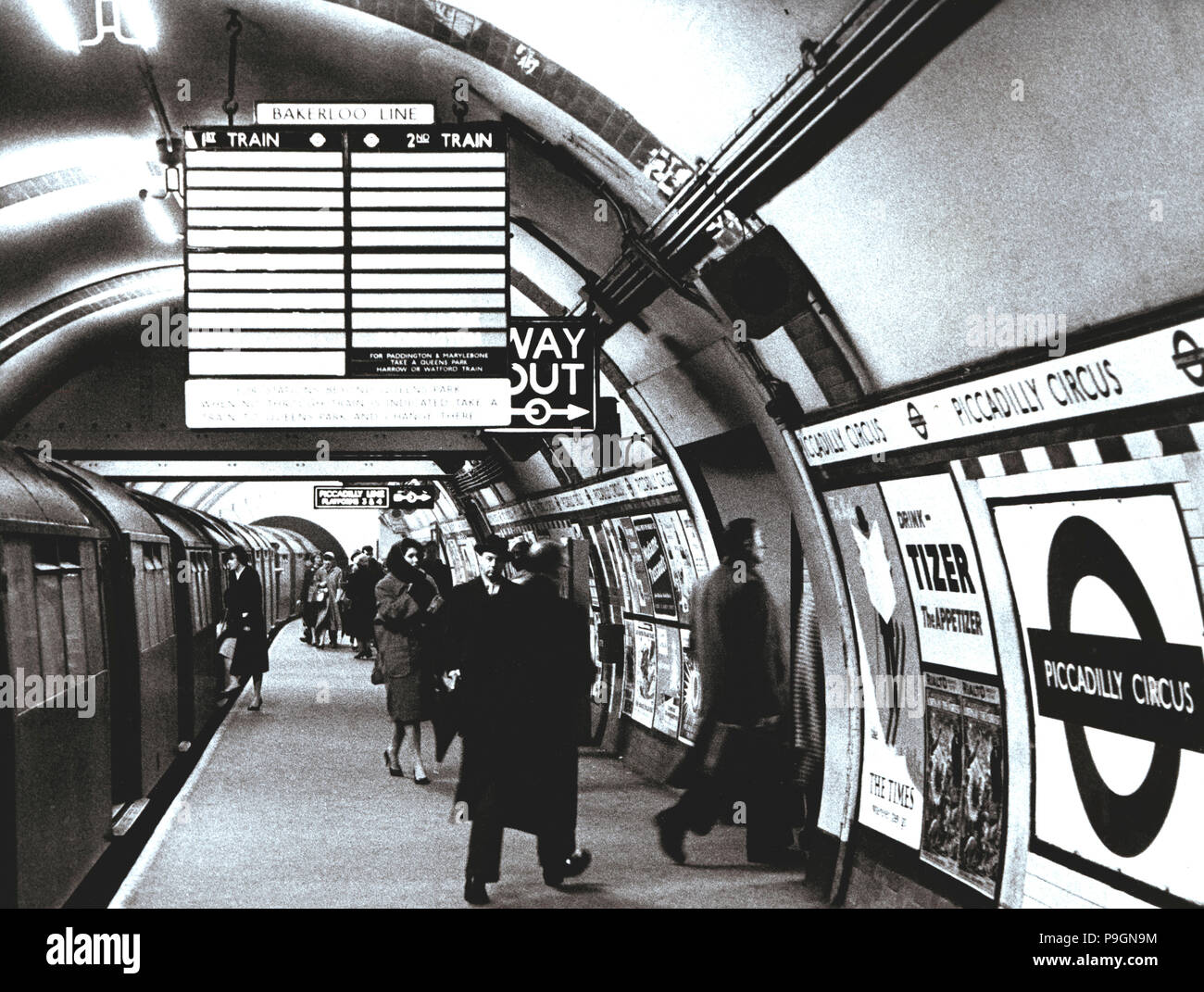 Spaziergang in Picadilly Circus, London Underground Railroad, 1950. Stockfoto