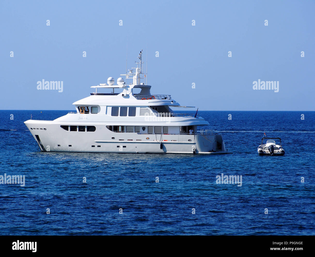 Die Super Yacht Badido 90 vor Anker in der Bucht von San Antonio, Ibiza, Balearen, Spanien Stockfoto