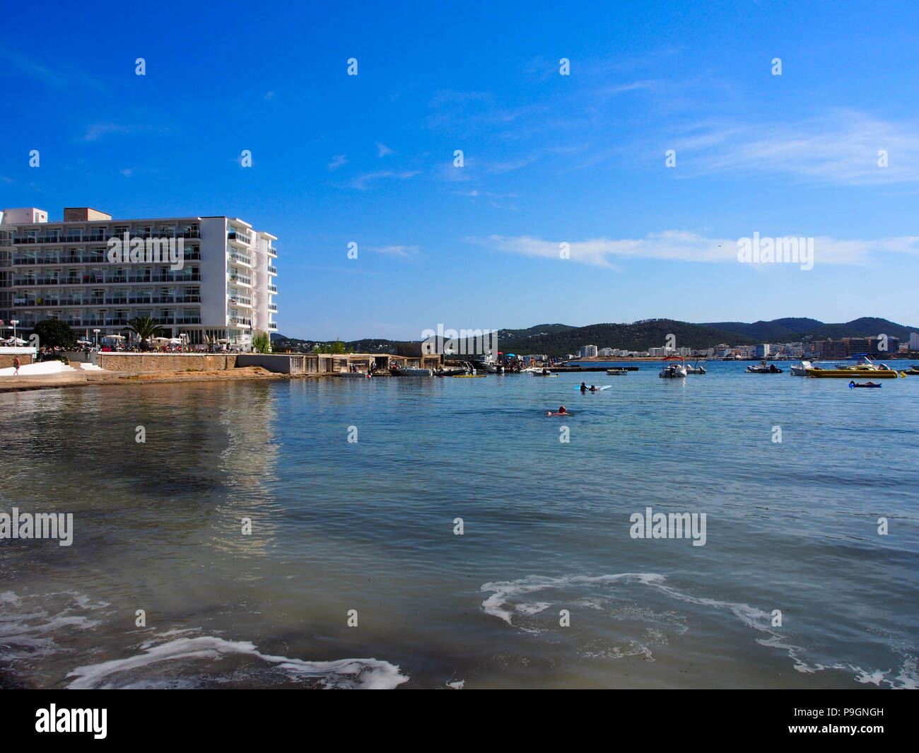 Cala De Bous und das Fiesta Hotel Milord, San Antonio Bucht, Ibiza, Balearen, Spanien Stockfoto