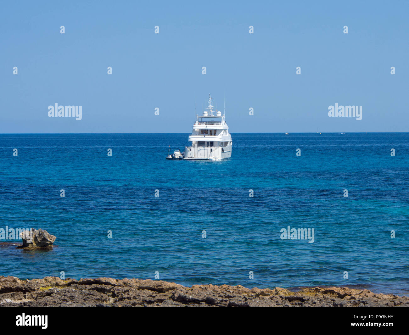 Die Super Yacht Badido 90 vor Anker in der Bucht von San Antonio, Ibiza, Balearen, Spanien Stockfoto