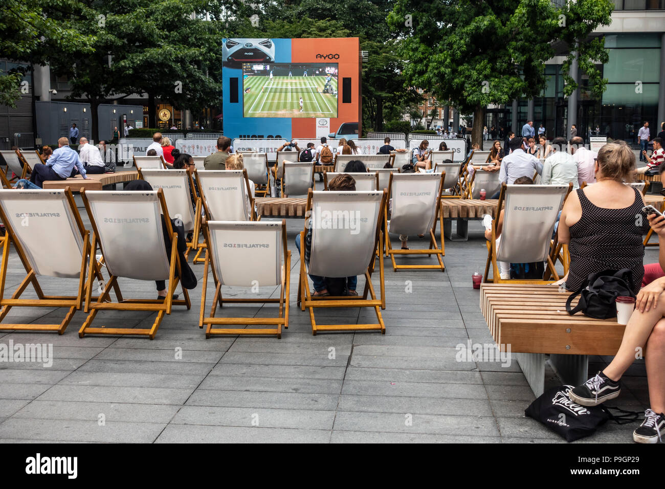 Menschen entspannen, plaudern und beobachten Tennis aus Wimbledon im Bishops Square, ein privat geführtes öffentlichen Raum in Spitalfields, London. Stockfoto