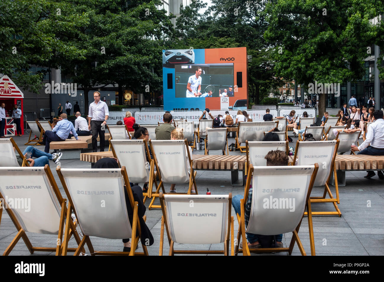 Menschen entspannen, plaudern und beobachten Tennis aus Wimbledon im Bishops Square, ein privat geführtes öffentlichen Raum in Spitalfields, London. Stockfoto