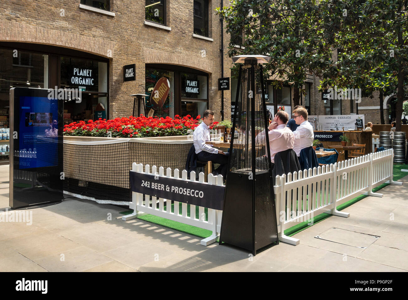 Kunden im Sommer Terrasse/im Freien sitzen, im Planet Bio-restaurant in Devonshire Square, London, England, UK sitzen Stockfoto