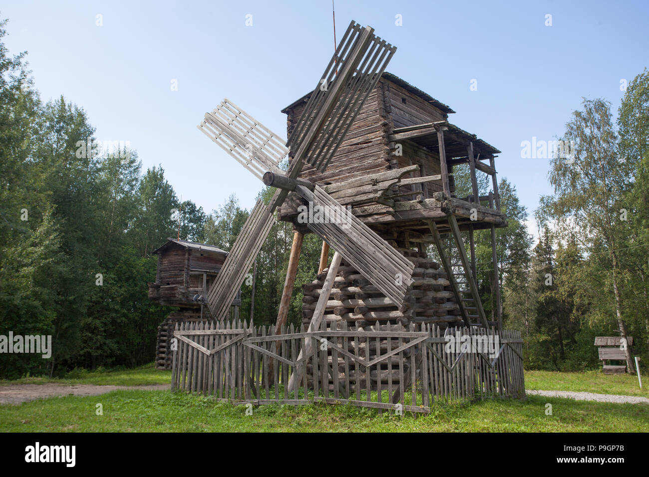 Historische Windmühle aus Holz, Archangelsk Stockfoto