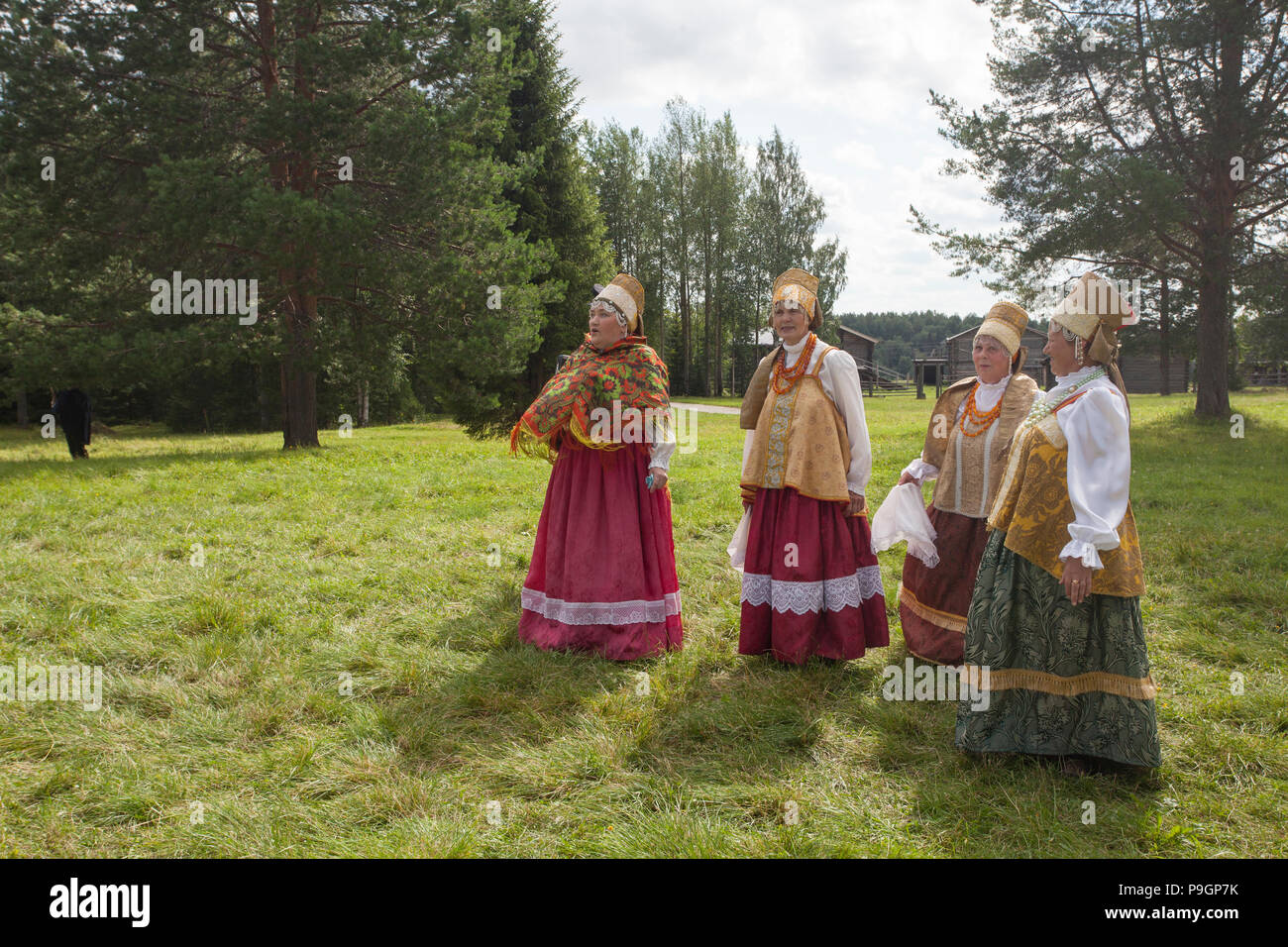 Russische Frauen in traditioneller Kleidung, Archangelsk Stockfoto