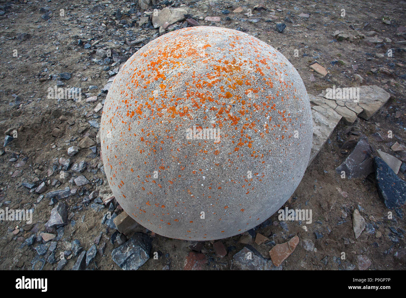 Geheimnisvollen Stein Kugeln auf Champ Island, Franz Josef Land Stockfoto