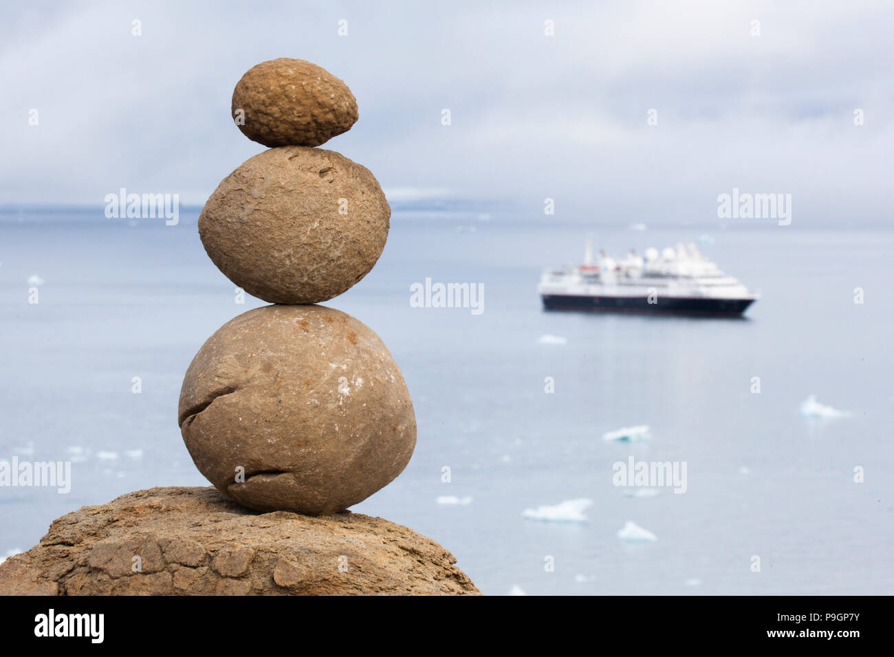Geheimnisvollen Stein Kugeln auf Champ Island, Franz Josef Land Stockfoto