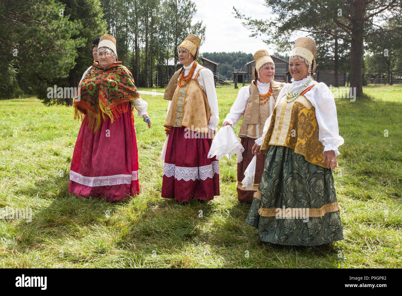 Russische Frauen in traditioneller Kleidung, Archangelsk Stockfoto