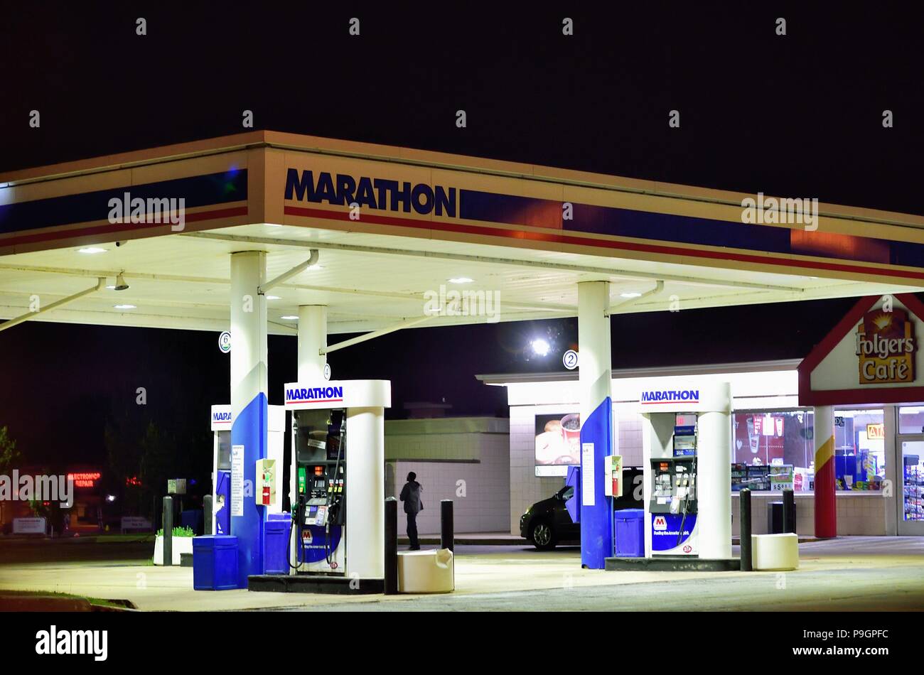 Bensenville, Illinois, USA. Ein SB-Tankstelle spät in der Nacht in den Chicago Vororten öffnen. Stockfoto